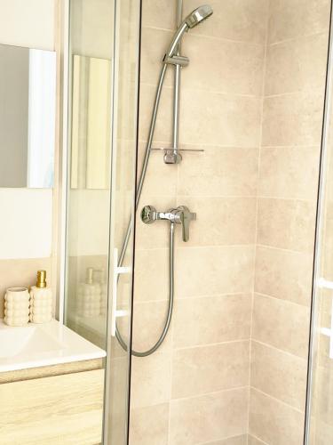 a shower with a glass door in a bathroom at Atelier Marguerite, plain-pied au cœur de Tonnerre in Tonnerre