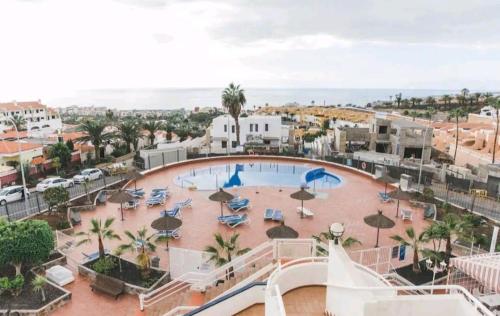 Views, international channels, A-C, pool, bar