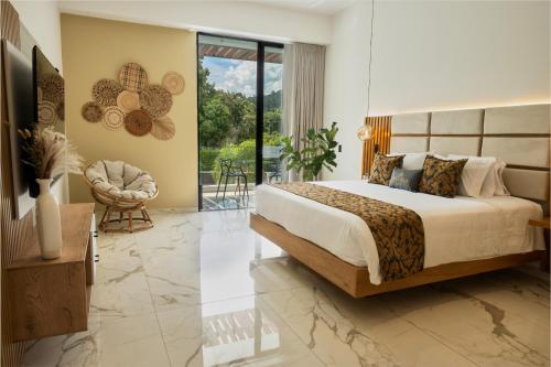 a bedroom with a king sized bed and a balcony at Casa Noral Hotel in Copacabana