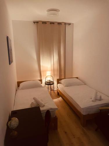 Schönbrunn Family Retreat Spacious 3BR Apartment 6-7 Sleeps - Steps to Metro & Park