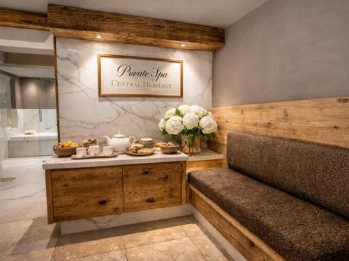 ein Dessertladen mit einer Bank und Blumen auf der Theke in der Unterkunft Central Heritage Adults Only in Moena