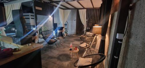 a living room with chairs and a table and a television at Villa Glamour in Utjeha