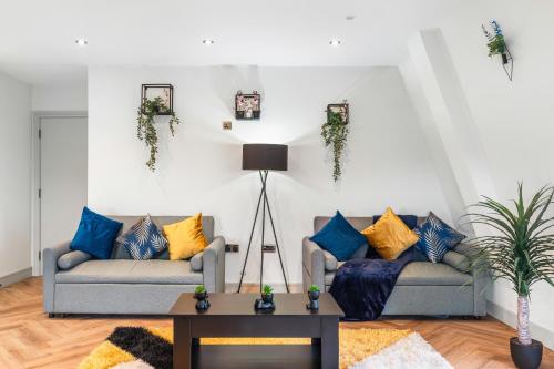 a living room with two couches and a coffee table at Luxury 1 Bed Apt Central Brighton Private Garden Sleeps 6 in Brighton & Hove