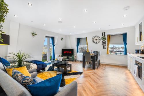 a living room with a couch and a table at Luxury 1 Bed Apt Central Brighton Private Garden Sleeps 6 in Brighton & Hove