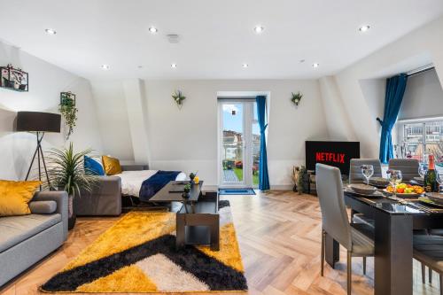 a living room with a couch and a table at Luxury 1 Bed Apt Central Brighton Private Garden Sleeps 6 in Brighton & Hove