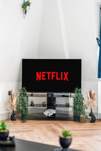 a television with the netflix sign on it in a living room at Luxury 1 Bed Apt Central Brighton Private Garden Sleeps 6 in Brighton & Hove