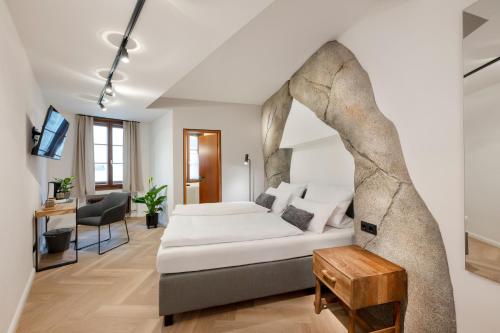 a bedroom with a bed and a desk in a room at Hotel Fontana Selb in Selb