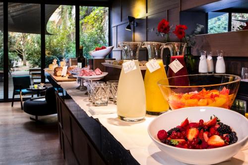 a bar with a bowl of fruit on a counter at Alma Barcelona GL in Barcelona