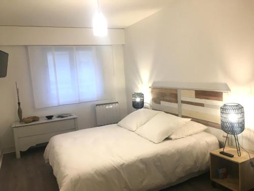 a bedroom with a white bed and a window at L'IDEAL 112 - 85m2, 2 chambres, Parking & Cabine de plage in Deauville