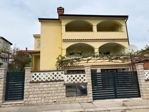 Modern apartment with private garden in Pula