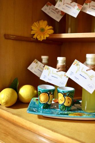 a table with two cups of lemonade and some lemons at B&B Zia Bianca in Vietri sul Mare