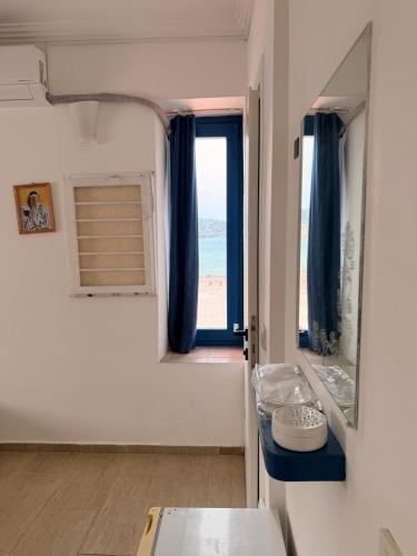 a bathroom with a window with a view of the beach at Üzüm İskelesi in Ahmetçe