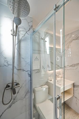 a bathroom with a glass shower and a toilet at Arka Hotel in Viña del Mar