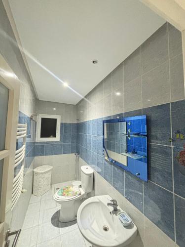 a bathroom with a toilet and a sink at Maison du prince in Yasmine