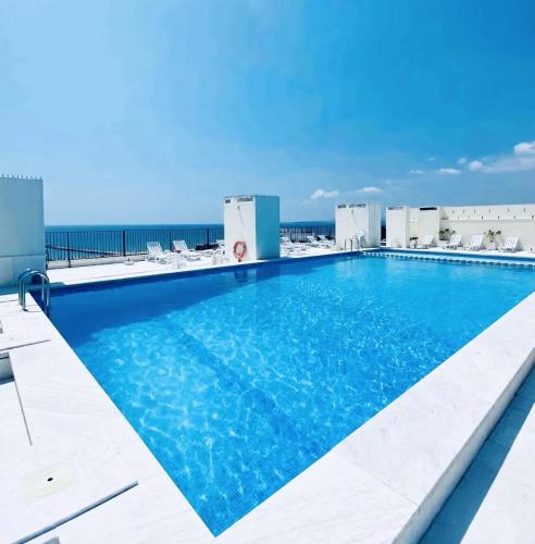 a swimming pool on top of a building with the ocean in the background at Sol e Piscina na Caparica - By Caparica Villas in Costa da Caparica