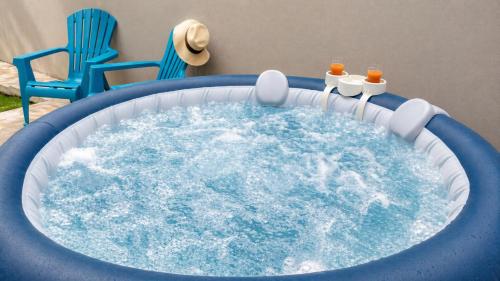 a water slide in a room with two chairs at La Casa Créole, spa, 3 ch, 2 sdb, centre de la Guadeloupe in Les Abymes