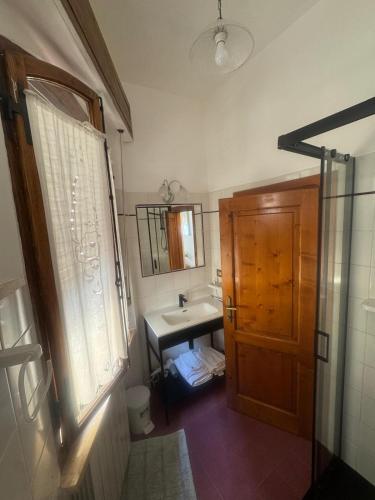 a bathroom with a sink and a mirror at Il Pozzo Della Citerna in Castelnuovo Berardenga