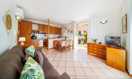 a living room with a couch and a kitchen at La Finca Bellagio in Bellagio