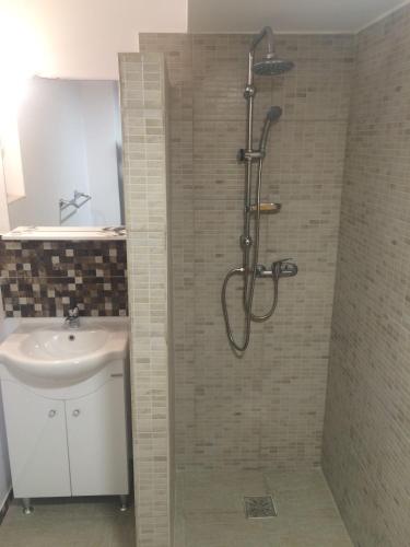 a bathroom with a shower and a sink at Beach House in Mamaia Sat/Năvodari