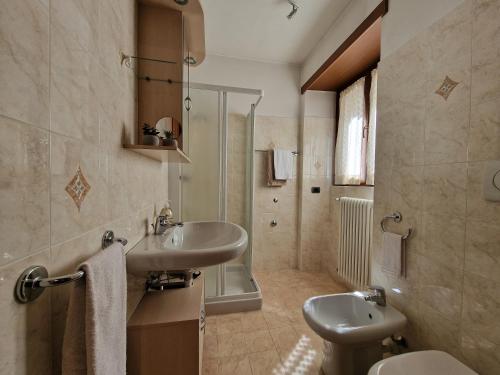 a bathroom with a sink and a toilet and a shower at Casa Lena in Colorina