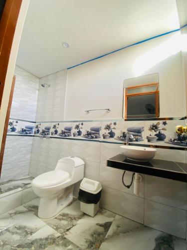 a bathroom with a toilet and a sink at Hospedaje De Joce in Nazca