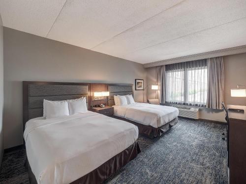 ein Hotelzimmer mit zwei Betten und einem Fenster in der Unterkunft DoubleTree by Hilton Bloomington in Bloomington