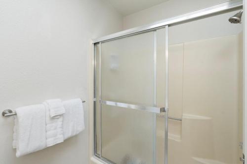 a bathroom with a glass shower stall with towels at Sedona Spacious 2BR Desert Escape in Sedona