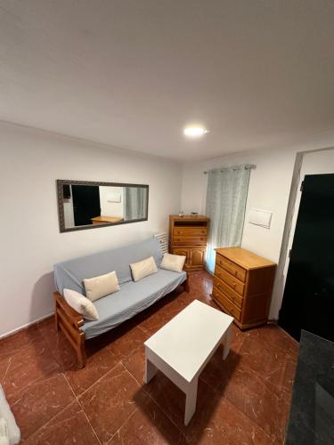 a living room with a couch and a table at Apartamento La Línea 3 in La Línea de la Concepción