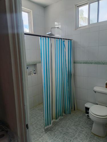 ein Badezimmer mit Dusche und Toilette in der Unterkunft Seidy del Mar in Telchac