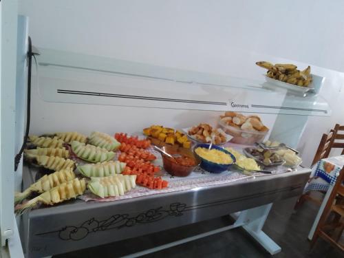 a display case filled with different types of fruits and vegetables at Pousada Vale do Catimbau in Buíque