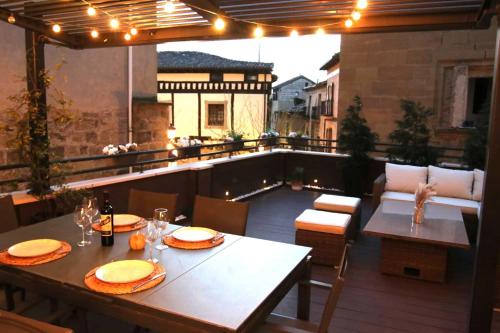 eine Terrasse mit Tisch und Stühlen auf einem Balkon in der Unterkunft Edificio Privado con Terraza in Haro