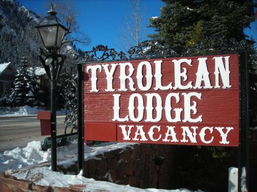 Un certificado, premio, letrero u otro documento en Tyrolean Lodge