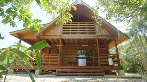 ein Baumhaus mitten im Wald in der Unterkunft YOISAMA Sunrise Beach House in Ishigaki-jima