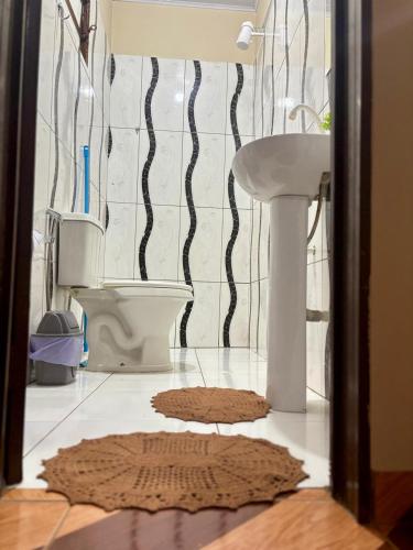 a bathroom with a sink and a toilet at Sol do Jalapão Kitnets Completas com Ar a 6km do Aeroporto de Palmas in Palmas
