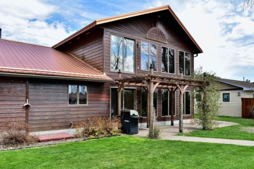a house with a gambrel roof at FC River Retreat in Wilson
