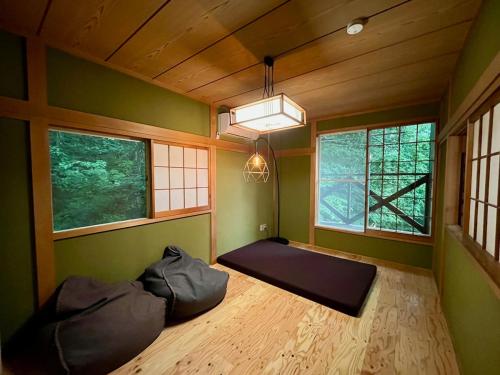 a room with a yoga mat in a room with windows at The Blue Moon in Nasushiobara
