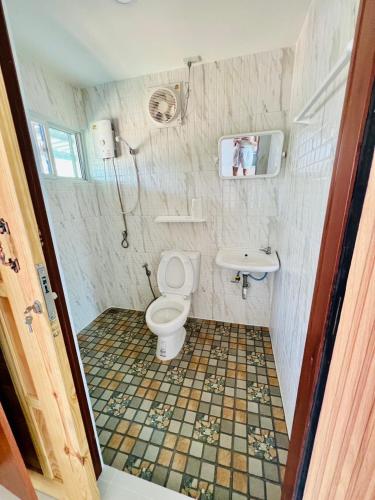 a bathroom with a toilet and a sink at Gun Eng Resort กันต์เองรีสอร์ท in Ban Nong Nam Sang