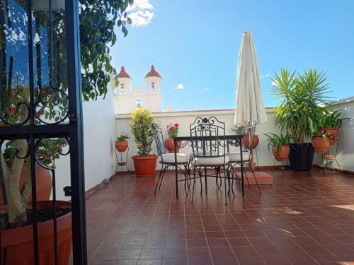 El Hotel de Su Merced — Property building