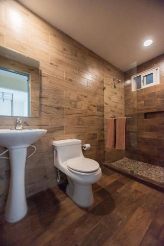 a bathroom with a toilet and a sink and a shower at Hotel Real Capital Tabasco in Villahermosa