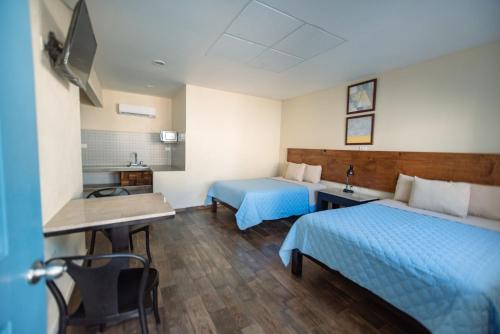a hotel room with two beds and a sink at Hotel Real Capital Tabasco in Villahermosa