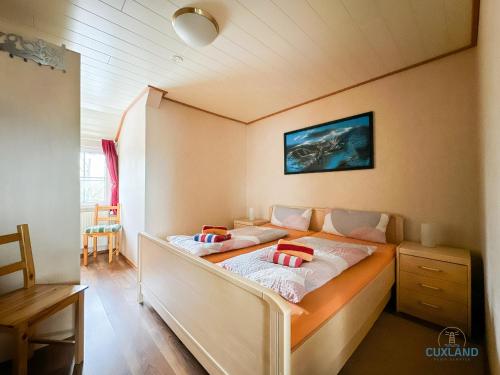 ein Zimmer mit einem Bett und zwei Kissen darauf in der Unterkunft Medemblick in Ihlienworth