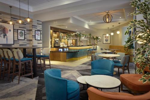 a restaurant with tables and chairs and a bar at DoubleTree by Hilton Dartford Bridge in Dartford