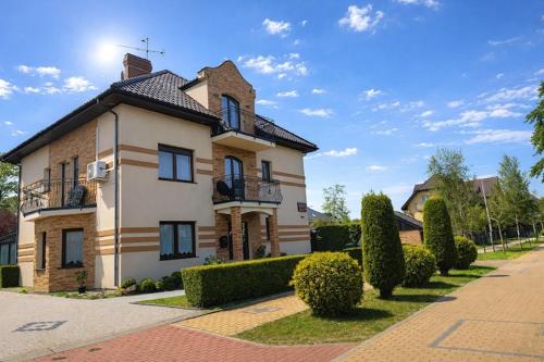 Apartment with swimming pool and jacuzzi, Mi dzywodzie