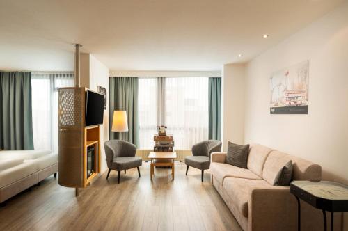 a living room with a couch and a table at Arthotel ANA Neotel, Trademark Collection by Wyndham in Stuttgart