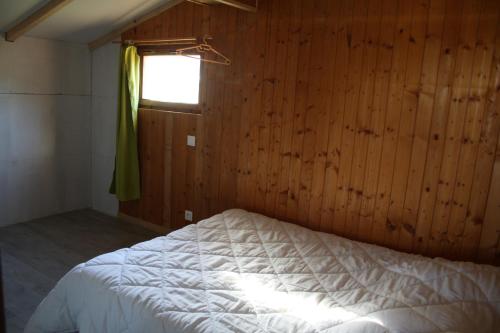 Ένα ή περισσότερα κρεβάτια σε δωμάτιο στο Les Chalets en Cévennes