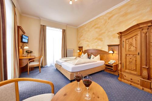 Una cama o camas en una habitación de Hotel Vier Jahreszeiten