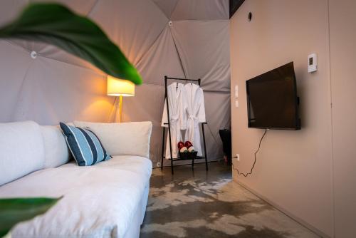 a bedroom with a bed and a tv in a tent at Nørdika Charlevoix in Baie-Saint-Paul
