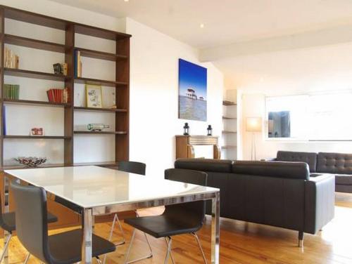 un salon avec une table et un canapé dans l'établissement Chateau Trompette - Localisation exceptionnelle 4 chambres 2 salles de bain et grande terrasse, à Bordeaux