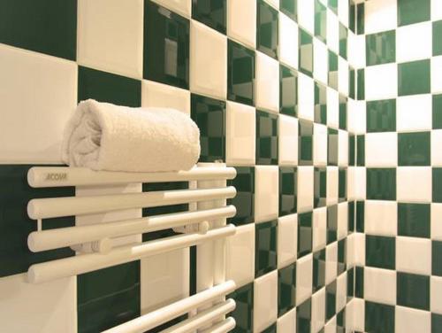 - un porte-serviettes dans une salle de bains revêtue de carrelage vert et blanc dans l'établissement Chateau Trompette - Localisation exceptionnelle 4 chambres 2 salles de bain et grande terrasse, à Bordeaux