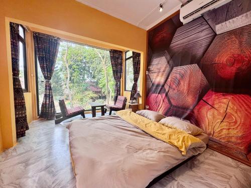 a bedroom with a large bed and a large window at Homestay River Green in Làng Lap